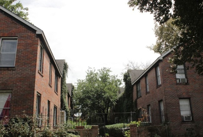 Castle Court Apartments - Castle Court Apartments