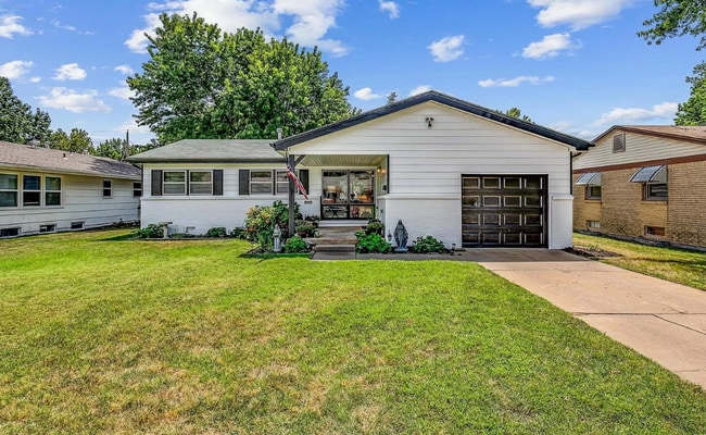 Building Photo - Perfect house ready to move into close to ...
