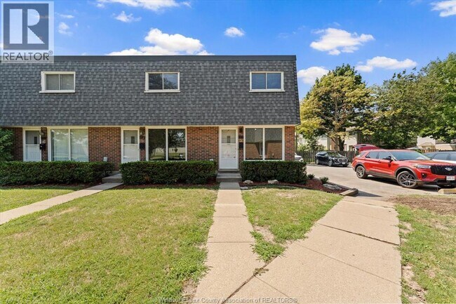Photo - 272 Victoria St S