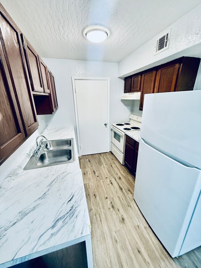 Photo - Low-Maintenance 2 Bedroom Condo with Modern Comforts Unidad 206