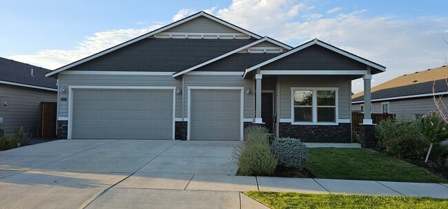 Building Photo - 2563 NW Elm Pl Rental