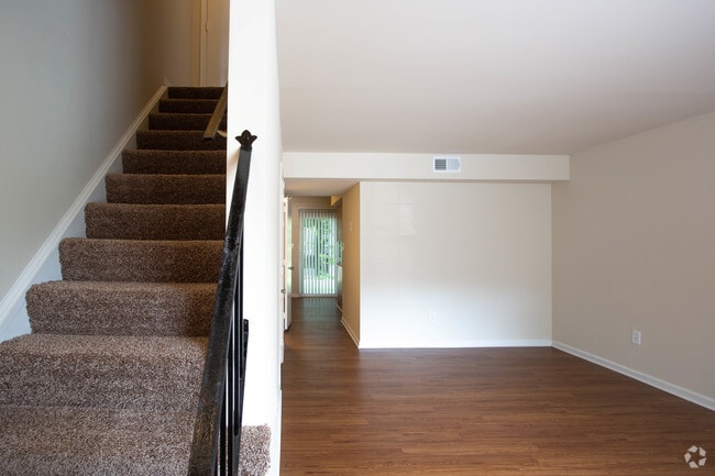 2BR,1.5BA,-1150SF - Earle of Warwick Square