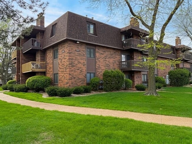 Building Photo - 2003 W 45th St Unit 207