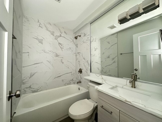 Building Photo - 509 W Barry Ave Unit J05P