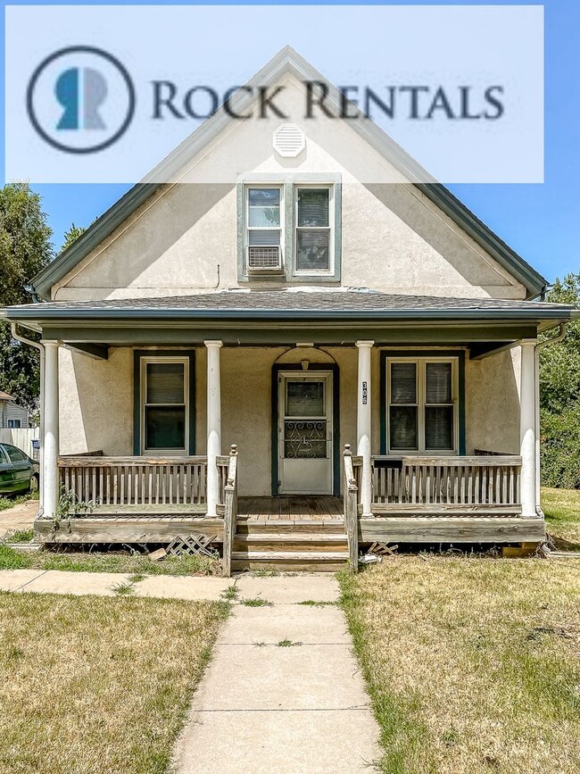 Building Photo - Large 4 Bed 2 Bath Home