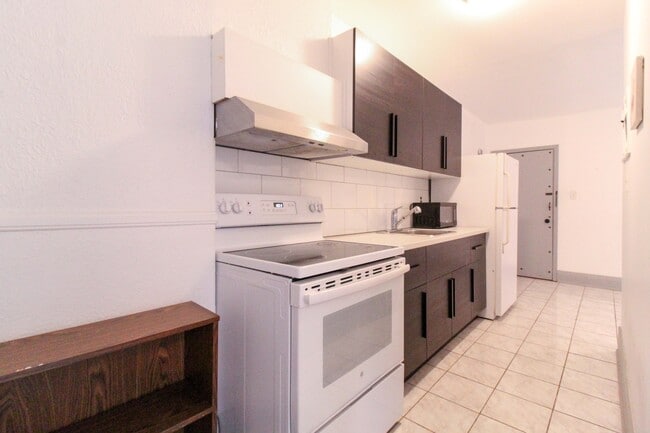 Building Photo - 579 College St Unit 2, Toronto, Ont, M6g1b2