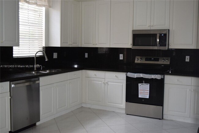 Photo - 991 Crestview Cir