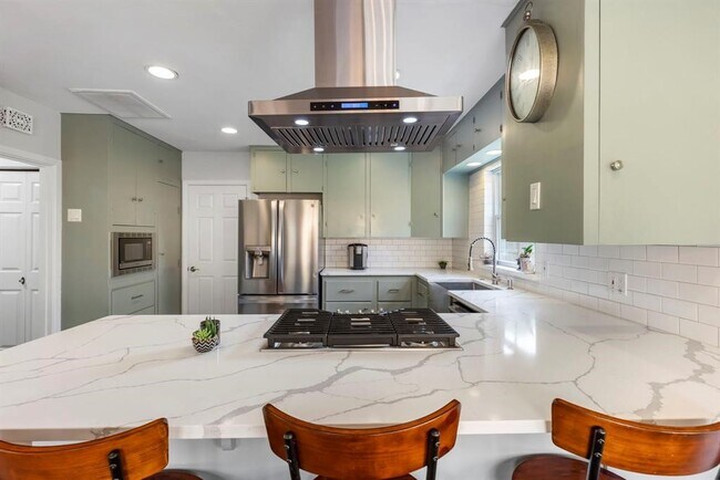 Photo - 982 W 42nd St