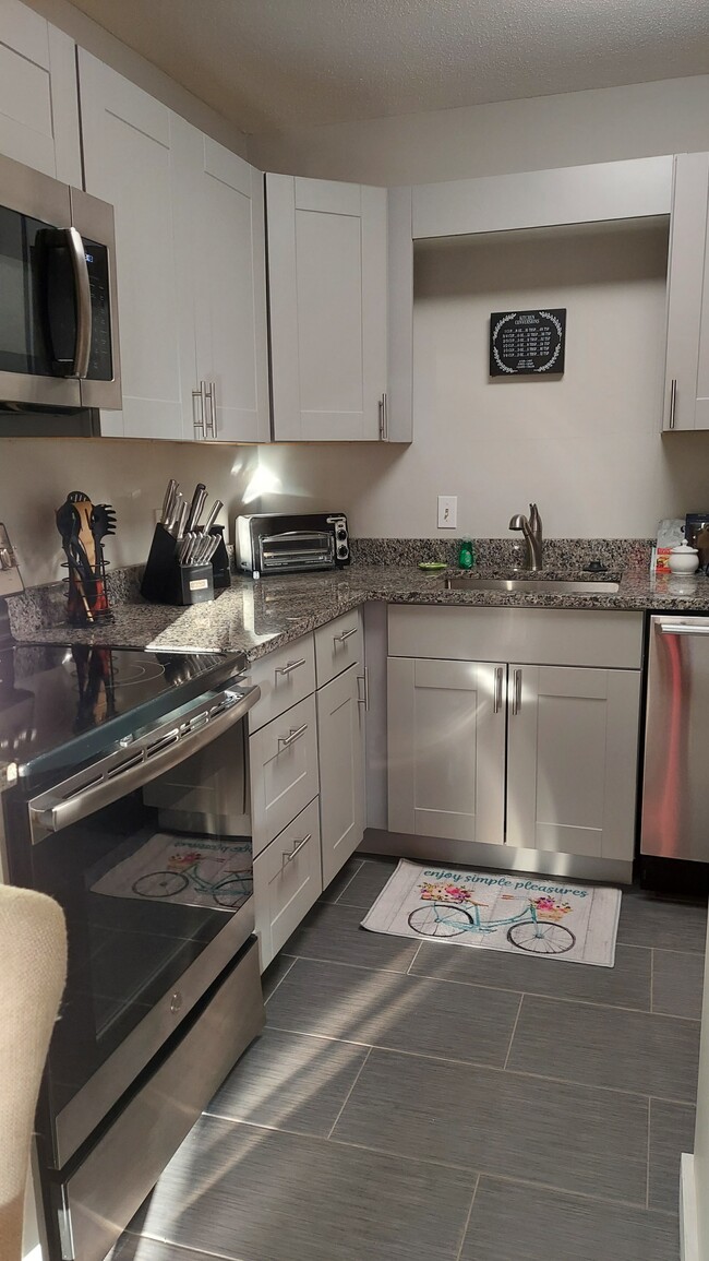 Building Photo - 92 Oak St Rental