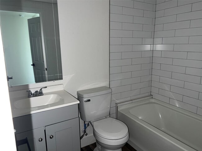 Photo - 201 Eastwood St Unit 3