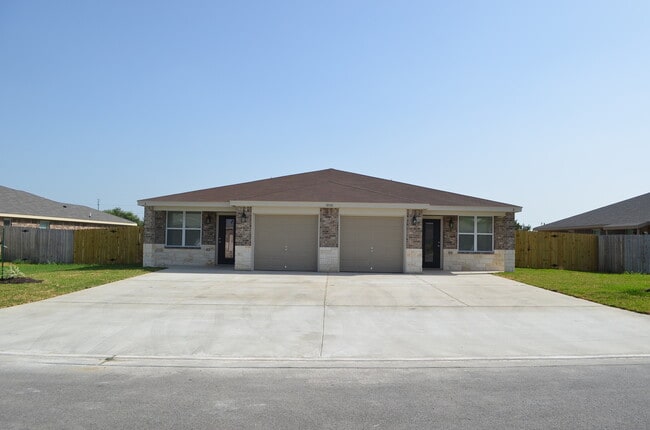 Building Photo - 1800Tru Unit B-STILL OCCUPIED BY RESIDENT