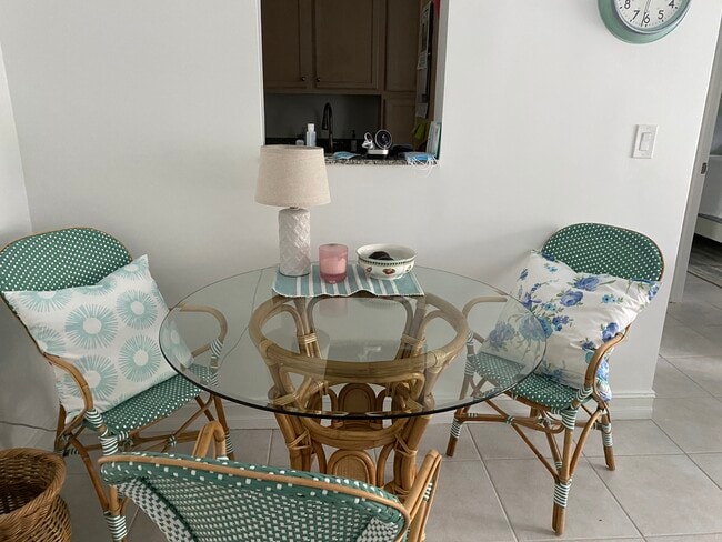 Dining-Cafe Table - 290 Sunrise Dr Unit 212