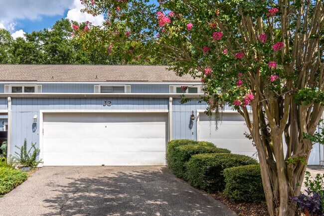 Building Photo - Spacious Two Bedroom Townhome
