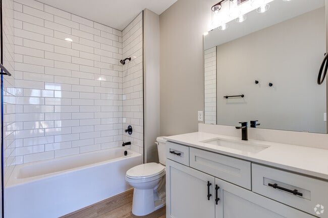 2BR, 2BA - Baño principal en suite - Fuller Park Flats