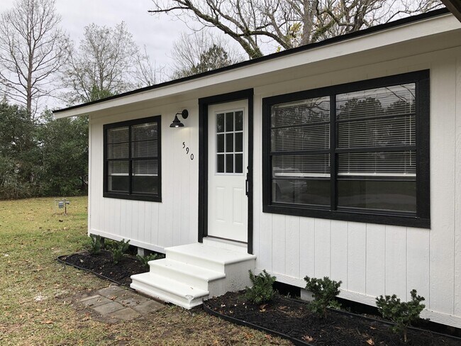 Photo - 590 Parks St