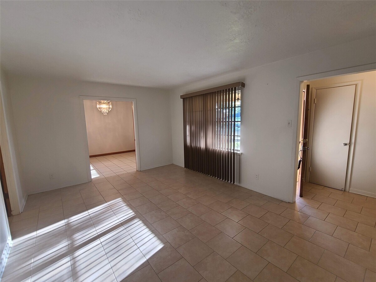 Photo - 2212 Locklaine Dr