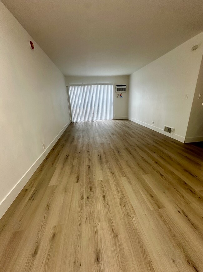 Photo - 18414 Collins St