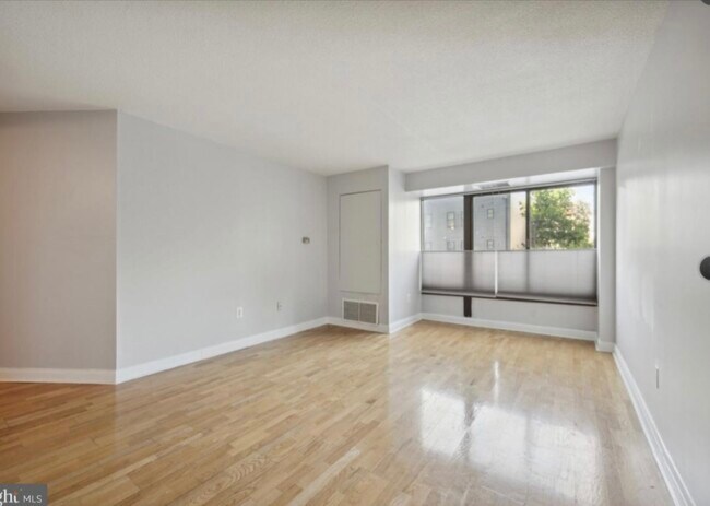 Hardwood floors! - 2001 Hamilton St Unit 319