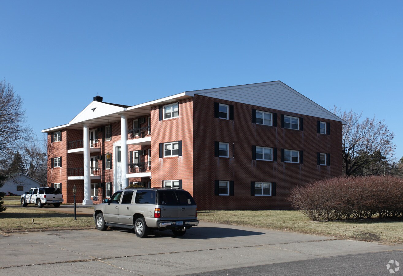 Colonial Square Apartments - Colonial Square Apartments
