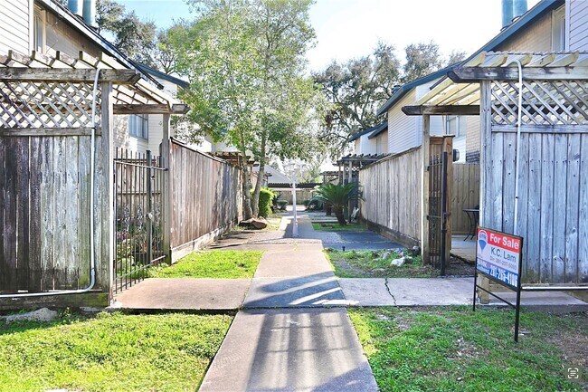 Building Photo - 7918 Prestwood Dr Unit 4 Rental