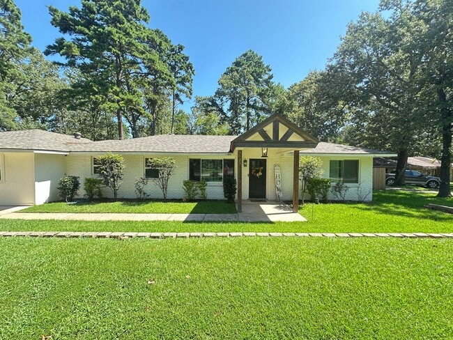 Building Photo - BEAUTIFUL CUSTOM HOME