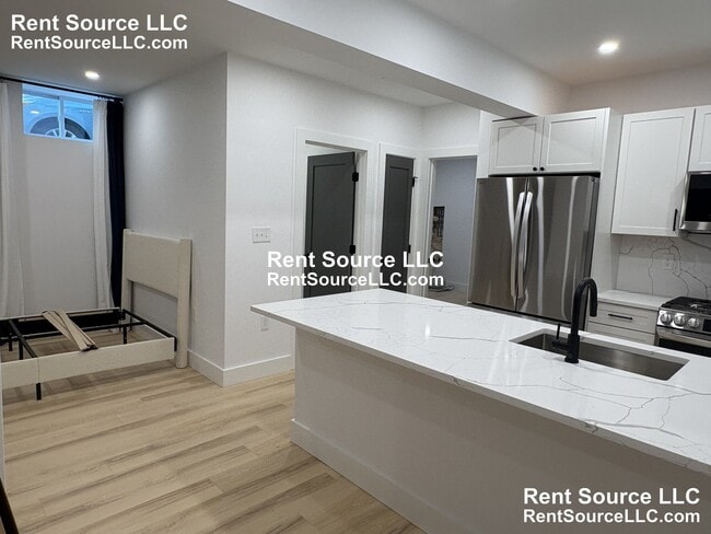 Building Photo - 52 Cotting St Unit B