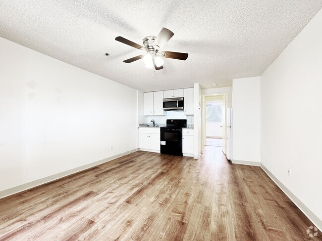 Building Photo - Pet Friendly One-Bedroom Condo with A/C an... Unit 315