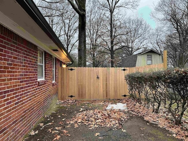 Photo - 1653 Colonial Rd