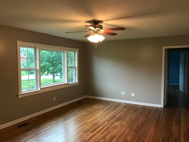 Photo - 1601 Woodvale Dr NW