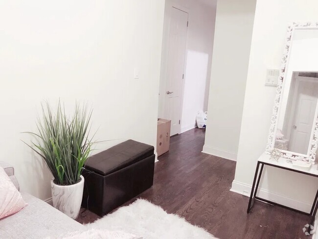 Building Photo - Furnished room/NOT APARTMENT Unit E4