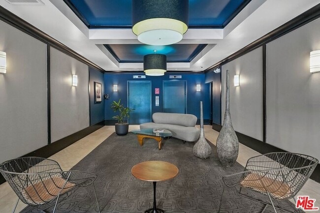 Photo - 585 N Rossmore Ave