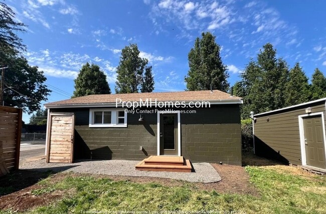 Building Photo - Updated Two Bedroom Bungalow in Milwaukie - Fenced Yard!