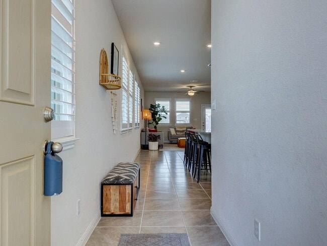 Photo - 325 Serpens St