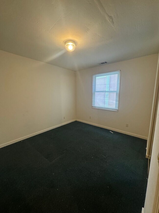 Photo - COMING SOON-Spacious 5bdr/3bath units available for a lease ending May 30. Building is located at... Unit C