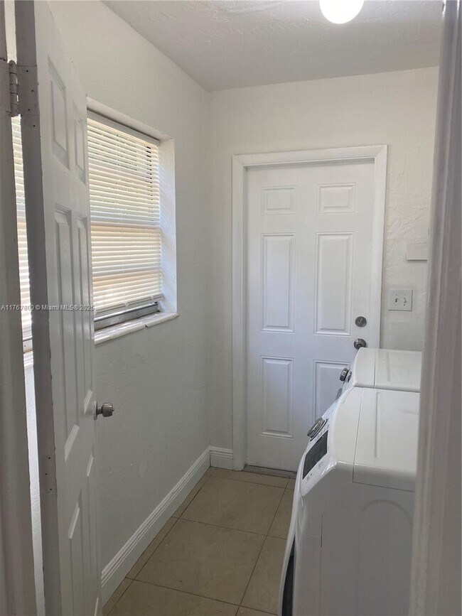 Photo - 2736 NW 15th Ct Apartment Unit 2