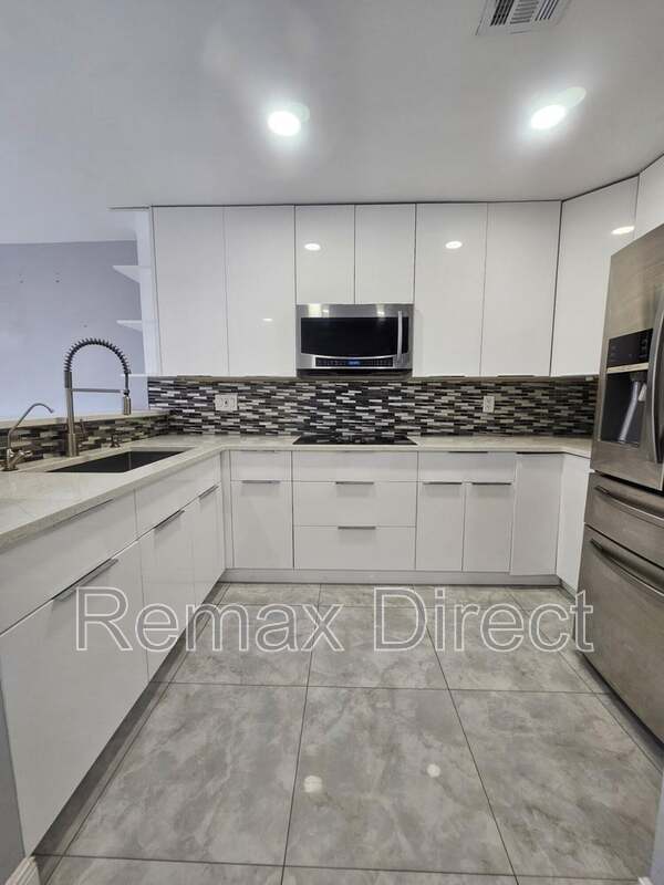 Photo - 331 Cypress Way W