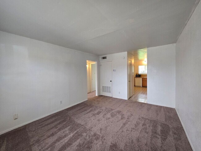 Photo - SECTION 8 ACCEPTED - WATER INCLUDED - AVAI... Unidad 1305 Quail Circle - A