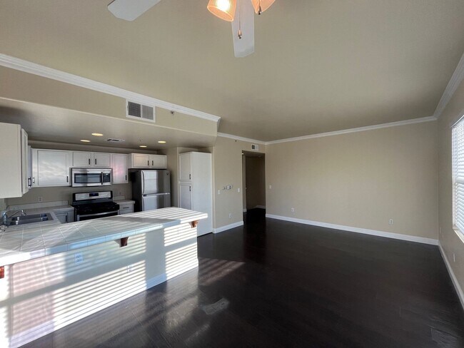 Photo - Spacious 2bed 2.5bath 3 story Condo with 1 car garage available in Westlake Parkway!