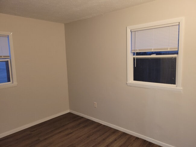 Photo - 90 Marchmont Dr