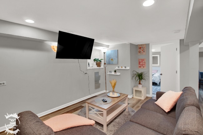 Photo - 2438 N Maplewood Ave Unidad Garden