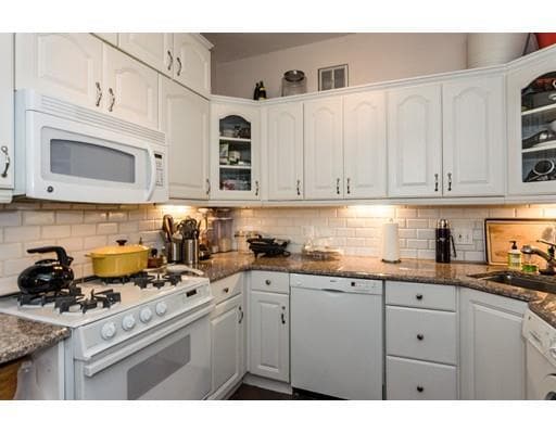 Building Photo - 15 Blackwood St Unit 2