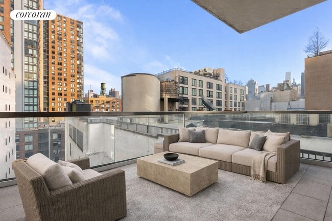 Photo - 555 W 43rd St