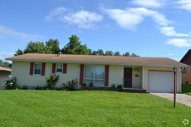 Building Photo - Nice 3-4 Br, 2 Bath Ranch style home, fenc...