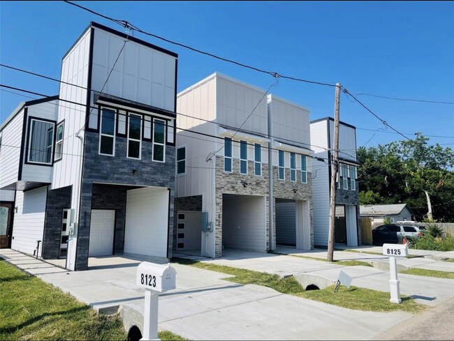 Photo - 8131 St Louis St