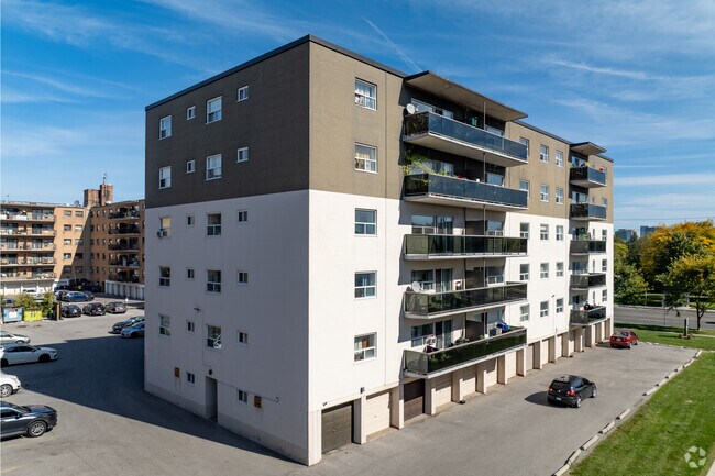 Photo - 4900 Bathurst Street