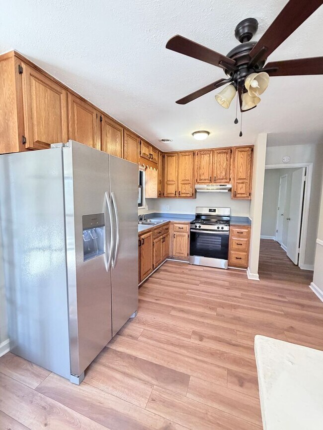 Photo - 3 Bedroom, 1.5 bathroom, Mount Carmel Subdivision! $1450 per month