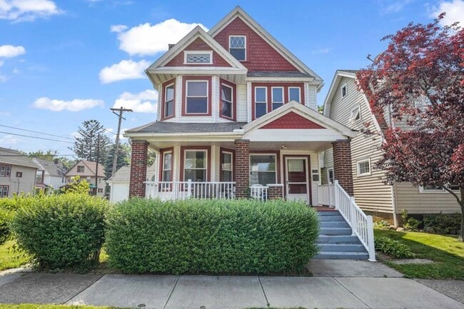 Building Photo - Renovated - 3 Bedroom Duplex Unit 14224 Franklin
