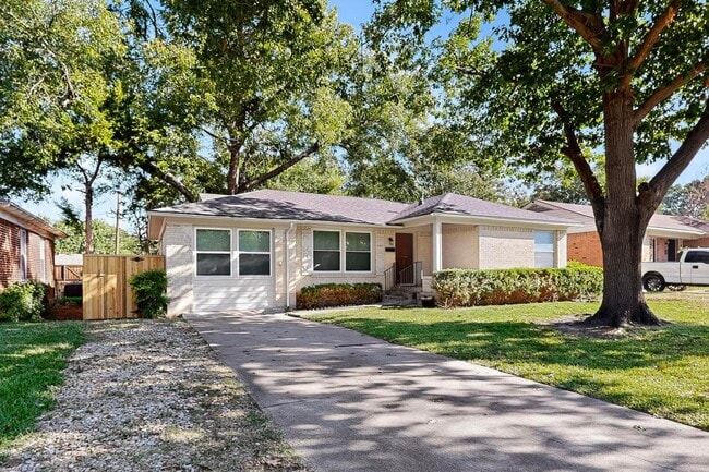 Building Photo - 2207 Housley Dr