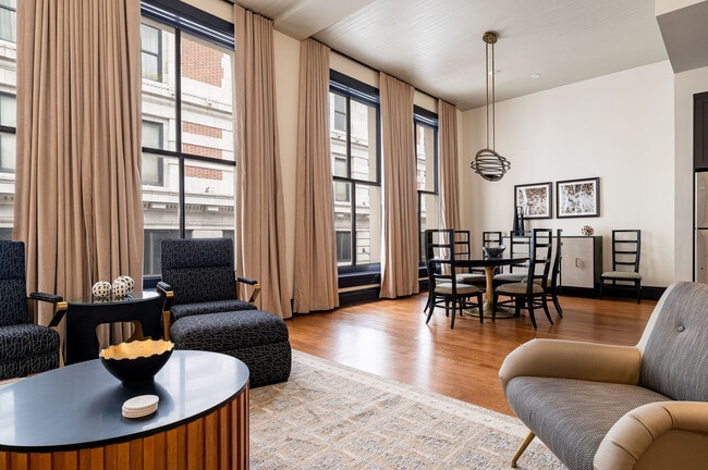 Building Photo - 1011 Canal St