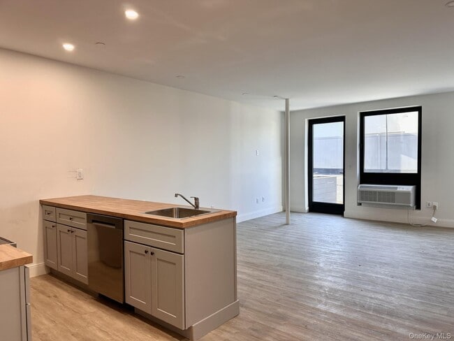 Building Photo - 362 W Merrick Rd Unit 105